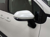 対向車や歩行者が認識しやすいサイドターンランプ付カラードドアミラー