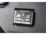 USBオーディオ用ソケットがついていますので携帯電話などを接続すれば音楽等の再生が可能です!充電用ソケットもございます!