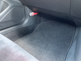 助手席の足元です。一緒に乗る方もリラックスしてお乗りいただける構造です