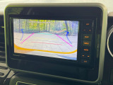 【バックカメラ】駐車時に後方がリアルタイム映像で確認できます。大型商業施設や立体駐車場での駐車時や、夜間のバック時に大活躍!運転スキルに関わらず、今や必須となった装備のひとつです!