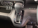 自然に手が届き、操作性の良いインパネシフトに、パーキングブレーキは、フットブレーキタイプなので、運転席と助手席の間はすっきりしています。
