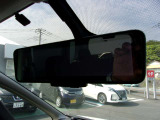 「インテリジェントルームミラー」 車輛後方のカメラ映像をミラー面に映し出して、いつでもクリアーな後方視界を確保します。通常ミラーにも簡単に切り変えができます。