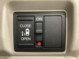 左側電動スライドドアは運転席からでも操作ができるように、ハンドル付近に開閉の操作スイッチが付いています。
