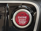 バッグやポケットにキーを入れっ放しでもエンジンON/OFFできるエンジンスイッチ。