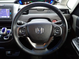 ハンドル左側にはオーディオ操作が出来るオーディオリモートコントロールスイッチ、右側にはHonda SENSINGとオートクルーズコントロールのスイッチを装備!