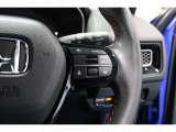 Hondaセンシングの機能のひとつ、アダプティブクルーズコントロール付!アクセルから足を離しても設定したスピードと前車との車間を保ち走行してくれます!車線維持もアシスト☆高速道路で疲労軽減ですね☆
