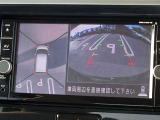 【アラウンドビューモニター&バックモニター】クルマを真上から見下ろしているかのような映像が表示され、周囲の状況がひと目で把握できるので、安心してスマートに駐車できます。駐車が苦手な方にオススメです!