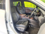 運転席シート廻りは使用感も少なく、良好な状態となっています。前オーナー様が丁寧に使っていたことがよくわかりますね。
