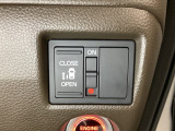 左側電動スライドドアは運転席からでも操作ができるように、ハンドル付近に開閉の操作スイッチが付いています。