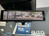 インテリジェントルームミラーです。人や物で視界が遮られてても、車体後部のカメラ映像に切り替えることにより、クリアな後方視界を実現しています。