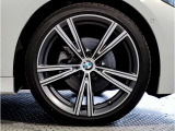 【BMWアロイホイル】軽量かつ強度に拘ったアロイホイル。走行性能ポテンシャルを引き出す設計。車の足元を引き締めてくれる大きなポイントはアロイホイルです。
