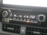 【オートエアコン】車内温度を感知して自動で温度調整をしてくれるのでいつでも快適な車内空間を創り上げます!どの席に座っても快適なドライブが楽しめます♪