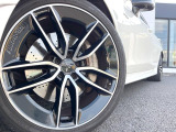 ●純正20インチアルミホイール:輸入車ならではの卓越した走りを支えるホイールと足回りです!日本車の走りに慣れている方にもぜひ体感して頂きたいほど、高いレベルでまとまっています!