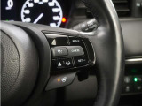 ホンダセンシングが装備されています。アダプティブレーダークルーズやレーンキープアシスト、車線逸脱防止機能なども備えていて、ロングドライブも快適で安全にお楽しみいただけます。