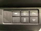Hondaセンシング用の、VSA(ABS+TCS+横滑り抑制)解除と路外逸脱抑制機能のオンオフスイッチなどはハンドルの右側に装備しています。