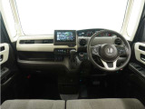 ◆視界広々で非常に運転しやすくロングドライブでも疲れを感じさせないすっきりとまとまったインパネ周りです。