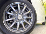 【純正14インチアルミホイール】外観にマッチした純正アルミホイールを装着しております。各種社外アルミホイールや、スタッドレスタイヤも取扱いしております。是非ご相談ください♪