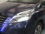 夜間走行の様々な局面に向けて、LEDヘッドランプで視認性をしっかり確保☆ハロゲンヘッドランプのおおよそ2倍の光量で、広範囲に明るくドライバーをサポートしてくれます。