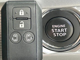 【キーレススタートシステム】カバンやポケットに入れたままでもドアの施錠・解錠が可能なスマートキーを装備。エンジンのオン・オフ時もカギを取り出す必要が無いからとっても便利です♪