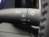 【オートライト】車外の明るさに応じて、自動的にライトの点灯・消灯をしてくれます。