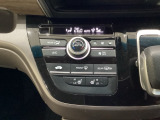 セレクトレバーの左側にプラズマクラスター付き・オートエアコンがついてますので簡単操作で快適に過ごせます。シートヒータースイッチ内蔵で前席の左右別々にHiとLoの2段階で温度設定ができます。