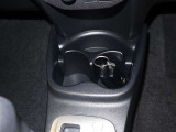 運転席と助手席の間にドリンクホルダーが付いています!