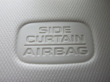 サイドカーテンエアバックシステムは、側面衝突時に大人から子供までさまざまな体格の乗員の頭部や頚部を広範囲で保護。特にセンターピラーへの頭部衝突を防ぐ展開性能を実現しています。