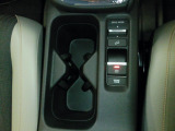 運転席からも助手席からも使いやすい位置にドリンクホルダーを配置しています。パーキングブレーキはスイッチを引くだけで作動します。