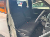 運転席、助手席です。座面も広くゆったりと座れてアームレストも付いているので重宝します。