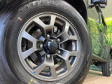 【純正15インチアルミホイール】外観にマッチした純正アルミホイールを装着しております。各種社外アルミホイールや、スタッドレスタイヤも取扱いしております。是非ご相談ください♪