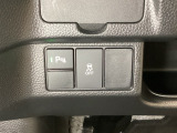 VSA装備車です。VSAはドライバーの操作と車の動きを見守っています。もし車の挙動が乱れたとき、4輪別々にブレーキをかけたり、エンジンパワーをしぼることによって車を安定させます。