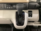 CVT車のセレクトレバーです。低速から高速まで、変速ショックのないスムーズな走りと、エンジン効率のよい領域を維持して燃費にも貢献します。サイドブレーキはスイッチ操作の電子制御パーキングブレーキです。