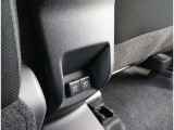 充電用USB端子付き。スマートフォンなどの充電に便利です。