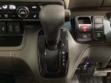 CVT車のセレクトレバーです。低速から高速まで、変速ショックのないスムーズな走りと、エンジン効率のよい領域を維持して燃費にも貢献します。サイドブレーキはスイッチ操作の電子制御パーキングブレーキです。