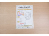 【車両検査証明書】店頭にて、クルマの状態が一目で分かる査証明書を公開中。トヨタ認定検査員が厳しく検査し、状態を点数と図解で表示しています。修復歴はもちろん、傷やヘコミの箇所や程度がご確認いただけます。