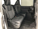【後部座席】も当然、綺麗・清潔に仕上げております。内装の綺麗なお車は気持ちが良いですし、コンディションのいい車が多いです。これもオススメの1台です。