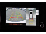 【パノラミックビューモニター】 後退時に車両の後ろ側を表示するだけでなく上から見たような映像で車庫入れなどバックする際に安心です。