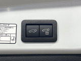 【パワーバックドア】スマートキーや運転席のボタンを押すだけでリアゲートが自動で開閉します!荷物を持っている時や、高い位置にあるバックドアを閉める際に便利な機能です♪
