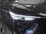 【LEDヘッドライト】省電力で、明るく遠くまで照らし、夜道や雨天などの走行の際、安心感を高めます。オートライト機構で周囲の明るさを感知し、自動で点灯、消灯します。