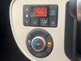【オートエアコン】一度お好みの温度に設定すれば、車内の温度を検知し風量や温度を自動で調整。暑い&hellip;寒い&hellip;と何度もスイッチ操作をする必要はありません。快適な車内空間には必須の機能ですね♪