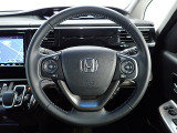 ハンドル左側にはオーディオ操作が出来るオーディオリモートコントロールスイッチ、右側にはHonda SENSINGとオートクルーズコントロールのスイッチを装備!