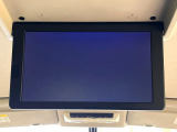【フリップダウンモニター】大画面モニターで後席でもエンタメをお楽しみいただけます。小さなお子様にも大人気の装備です♪