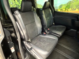 後部座席も気になるようなキズ・汚れやへたり等、大きなダメージはなく、良好な状態です。