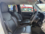シートヒーターも装備された高級感のあるレザーシートです!JEEPのロゴがオシャレ!