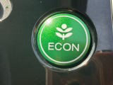 ワンタッチで省燃費走行をサポートするECONスイッチを装備。