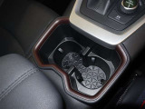 運転席・助手席の間にカップホルダーがついています。