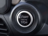 【プッシュスタート】キーが車内にあれば、エンジンの始動・停止はブレーキを踏んでスイッチを押すだけ!キーを取り出す手間を省き、ワンプッシュで操作するので簡単でスムーズ!