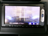 バックカメラの画像です。ガイドラインがスムースな車庫入れをサポートいたします。車庫入れの安心感がアップしますね。