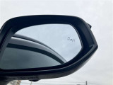 隣車線を走る車両をレーダーで検知し、ドアミラーでは確認しにくい後側方エリアに存在する車両に加え、急接近してくる車両も検知します。車両を検知するとドアミラーに搭載されたLEDインジケーターが点灯します。