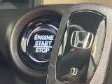【Hondaスマートキー】カバンやポケットに入れたままでもドアの施錠・解錠が可能なスマートキーを装備。エンジンのオン・オフ時もカギを取り出す必要が無いからとっても便利です♪